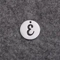 Runder Anhänger aus Edelstahl mit dekorativem, hohlem Buchstaben E für DIY-Schmuck - Buchstabe E