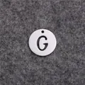 Polierter Edelstahl-Rundanfänger mit einem hohlgearbeiteten Buchstaben G Motiv - Buchstabe G