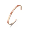 Nahaufnahme des eleganten roségoldenen Armreifs mit römischen Ziffern und Edelstein - Römische Zahlen Hohl Diamant / Roségold (B1237)