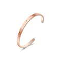 Detailansicht eines roségoldenen Armreifs mit Gravur Miss you Love you und Diamant - Miss you Love you Graviert / Roségold (B1243)