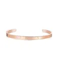 Detailansicht eines minimalistischen roségoldenen Armreifs mit römischen Ziffern und einem Diamanten. - Luxus Römische Zahlen Einzelner Diamant / Roségold (B1244)
