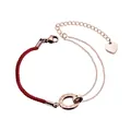 Detailansicht eines Armbands aus Roségold und roter Kordel mit ineinandergreifenden Ringen - Römische Zahlen Doppelring Rote Kordel / Rote Kordel Gespleißt (B1290)