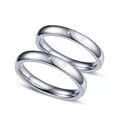 Detalle de anillos de pareja plateados con grabado de corazón 'Love' y diamante - Talla HK 17 / Plateado
