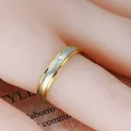 Makro-Detailaufnahme eines zweifarbigen Titanstahlrings mit funkelndem Diamant-Inlay - Größe 8 / Zweifarbig mit Zertifikat