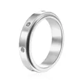 Vue détaillée d'une bague minimaliste en argent poli avec petits cristaux sertis - Taille 5 / Argent