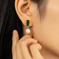 Elegantes pendientes de acero chapado en oro de 18 quilates con perla y circón verde. - Estilo Strass Verde y Perla (E824-G)