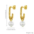 Elegantes pendientes de acero inoxidable chapados en oro 18K con perla blanca fina - Estilo Perla Martillada Dorada (E896-GO)