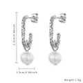 Pendientes de aro de acero inoxidable con textura plateada y colgantes de perlas blancas - Estilo Perla Martillada Plateada (E896-ST)
