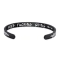 Bracelet jonc noir en acier inoxydable avec le message gravé 'Keep Fucking Going'. - Motif Floral Extérieur (B830) / Noir