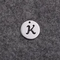 Runder Anhänger aus Edelstahl mit Buchstabe K für die DIY-Schmuckherstellung - Buchstabe K