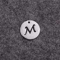 Minimalistischer runder Edelstahl-Anhänger mit einem fein ausgestanzten Buchstaben M - Buchstabe M