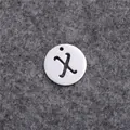Runder Anhänger aus poliertem Edelstahl in Silber mit ausgestanztem Buchstaben X - Buchstabe X