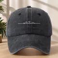 Dettaglio cappello baseball in denim lavato con ricamo bianco della scritta whatever - Regolabile / Nero