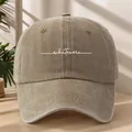 Dettaglio ravvicinato di un cappellino da baseball vintage lavato kaki con scritta 'whatever' - Regolabile / Kaki