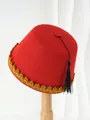 Fez turco tradicional de fieltro rojo con ribete dorado y borla negra. - Rojo