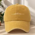 Primo piano di un cappellino da baseball giallo vintage con la scritta 'whatever' - Regolabile / Giallo