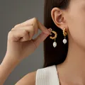 Pendientes de aro retorcidos en acero chapado en oro de 18K con perlas - Estilo Perla Aro Trenzado (E1718-GO)