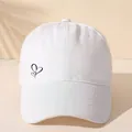 Detail der minimalistischen Herz-Stickerei auf einer weißen Baumwoll-Baseballkappe - M (56-58cm) / Weiß