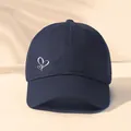 Nahaufnahme der dunkelblauen Baseballkappe mit einem weißen Herz-Stickerei-Detail. - M (56-58cm) / Marineblau