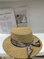 Vue détaillée d'un élégant chapeau de paille plat orné d'un ruban motif paisley - M (56-58cm) / Kaki