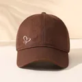 Detailansicht einer braunen Baseballkappe mit einem weißen gestickten Herzdesign. - M (56-58cm) / Kaffeebraun