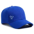 Detailansicht einer leuchtend blauen Baseballkappe mit weißem Herz-Stickmuster-Detail - M (56-58cm) / Saphirblau