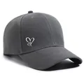 Nahaufnahme einer grauen Baseballkappe mit einem weißen Doppelherz-Stickmotiv - M (56-58cm) / Dunkelgrau