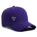 Detailansicht der weißen Doppelherz-Stickerei auf einer lila Premium-Baseballkappe - M (56-58cm) / Lila