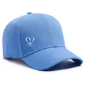 Nahaufnahme einer himmelblauen Baseballkappe mit weißer Herzstickerei auf der Seite. - M (56-58cm) / Himmelblau