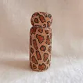Makro-Detailansicht der luxuriösen 304 Edelstahlflasche mit Leoparden-Strassbesatz - 260ml / Pilzkopf-Isolierflasche / Gold Leopardenmuster