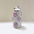 Nahaufnahme einer funkelnden, mit Strass besetzten Taschen-Thermoskanne mit lila Blumen - 260ml / Lila