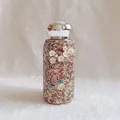 Detailansicht der Luxus-Strass-Thermoskanne mit 3D-Blumendesign und Perlenverzierung - 260ml / Champagner
