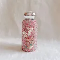 Detaillierte Makroansicht einer rosa strassbesetzten Isolierflasche mit 3D-Blumenelementen - 260ml / Rosa