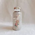 Detailansicht der mit Strass besetzten Edelstahl-Isolierflasche mit Blumenmuster. - 260ml / Weiß
