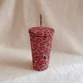 Detailansicht des luxuriösen Bechers mit rosa Strasssteinen und Leopardenmuster - 750ml / Becher mit Strohhalm / Rosa Leopard