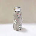 Detail der strassbesetzten Mini-Isolierflasche mit schillernden Kristallblumen - 260ml / Weiß