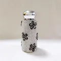 Makroansicht des kristallbesetzten Taschenthermos mit schwarzen Blumensteinen - 260ml / Schwarz