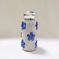 Detailansicht der silbernen Strass-Isolierflasche mit blauen Kristallblumen-Motiv - 260ml / Dunkelblau