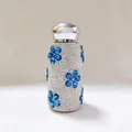 Detailansicht einer luxuriösen, mit Strass besetzten Edelstahl-Blumen-Taschenflasche - 260ml / Seeblau