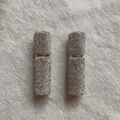 Primo piano di lussuosi atomizzatori di profumo da 10ml con strass e dettagli in oro - Bordo dorato / Bianco