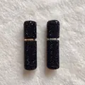 Dettaglio dell'atomizzatore di profumo da 10ml incastonato con strass neri - Bordo dorato / Nero
