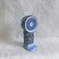 Handventilator met glinsterende blauwe en zilveren strasstenen en bureaustandaard. - A2 Ronde Kop Stijl / Blauw