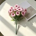 Detailansicht eines künstlichen Stiefmütterchen- und Eukalyptusstraußes auf einem Tisch - Rosa
