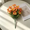 Detailansicht eines orangefarbenen künstlichen Stiefmütterchen- und Eukalyptusstraußes - Orange