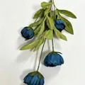 Makrodetailansicht künstlicher blauer Pfingstrosenknospen mit realistischen grünen Blättern. - Dunkelblau