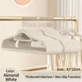 Cintres en velours blanc amande antidérapants et sans traces pour l'organisation du dressing - Ensemble de 10 Pièces / Blanc Cassé