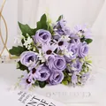 Eleganter künstlicher Rosenstrauß in Violett mit Gänseblümchen für die Heimdekoration - Dunkellila