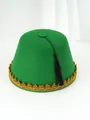 Detalle de un sombrero turco Fez de fieltro verde con bordado dorado y borla negra - Verde