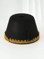 Vista detallada de un sombrero Fez de fieltro negro con ribete dorado y borla negra - Negro
