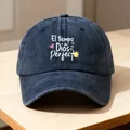 Detail van vintage gewassen marineblauwe baseballpet met religieuze Spaanse tekstprint. - Standaard (54-59cm) / Marineblauw